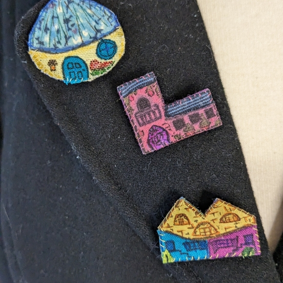 Small Pink and Blue Town House Art Pin - Picture 4 of 4